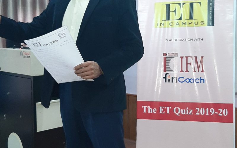 Mr.-Vishal-Sharma-Chief-Manager-Times-Group-conduting-Business-Quiz-in-the-Department